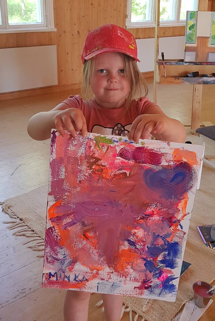 iloinen lapsi ja hänen oma taulu joka sai maalattua kesätaidenäyttelyssä iloinen lapsi ja hänen oma taulu joka sai maalattua kesätaidenäyttelyssä